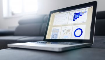Tietokone jonka näytöllä näkyy analytiikkatyökalun näkymä