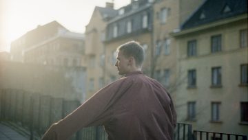 Antti Autio tunnelmoi Helsingin kaduilla.